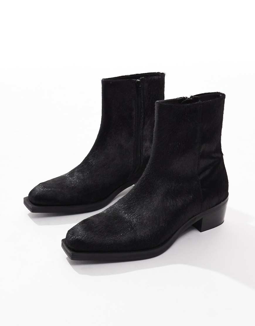 ASOS DESIGN - Chelsea-Stiefel in schwarzer Kuhfelloptik mit kubanischem Absatz-Neutral von ASOS DESIGN