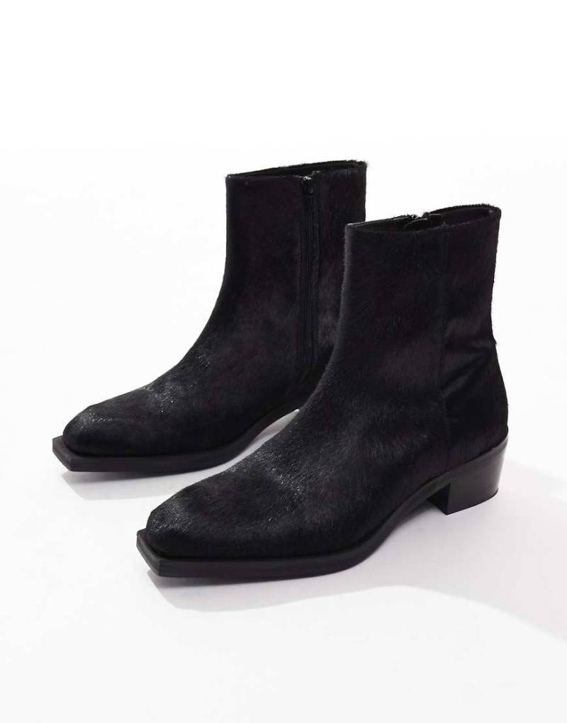 ASOS DESIGN - Chelsea-Stiefel in schwarzer Kuhfelloptik mit kubanischem Absatz-Neutral von ASOS DESIGN
