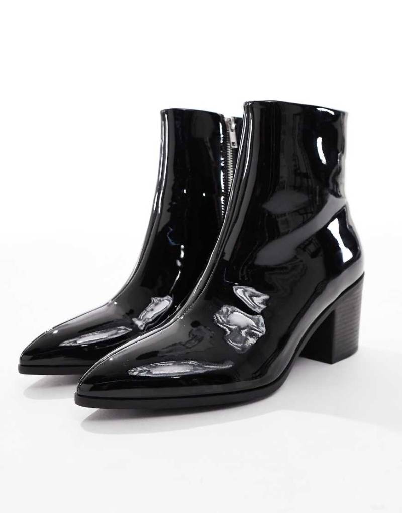 ASOS DESIGN - Chelsea-Stiefel mit Absatz in Lackoptik in Schwarz von ASOS DESIGN