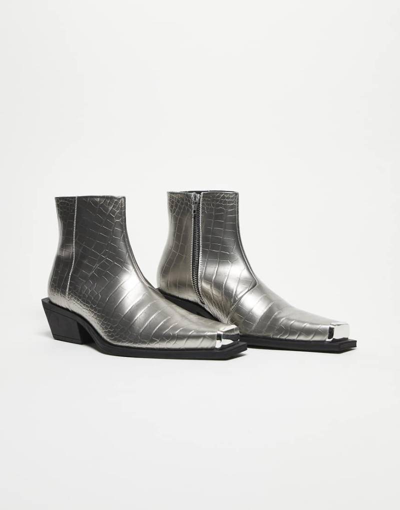 ASOS DESIGN - Chelsea-Stiefel mit kubanischem Absatz in silberner Kroko-Optik ASOS DESIGN - Chelsea-Stiefel mit kubanischem Absatz in silberner Kroko-Optik von ASOS DESIGN