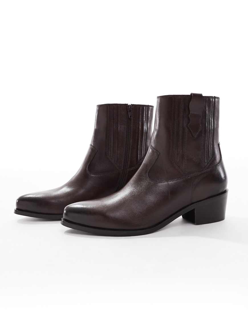 ASOS DESIGN -Chelsea-Westernstiefel aus Leder in Braun mit kubanischer Sohle-Brown ASOS DESIGN -Chelsea-Westernstiefel aus Leder in Braun mit kubanischer Sohle-Brown von ASOS DESIGN
