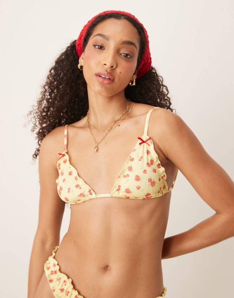 ASOS DESIGN - Cherry Rose - Triangel-Bikinioberteil in Buttermilchgelb mit Kirschblütenmuster und Kräuseldesign von ASOS DESIGN