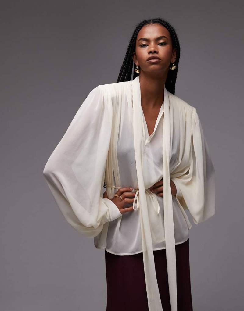 ASOS DESIGN - Chiffon-Bluse in Ecru im Boho-Stil mit Schulterpolstern und Schnürung-Weiß von ASOS DESIGN