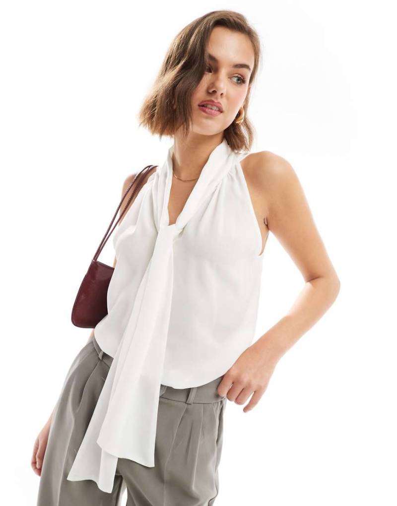 ASOS DESIGN - Chiffon-Bluse in Elfenbeinweiß mit Schluppe von ASOS DESIGN