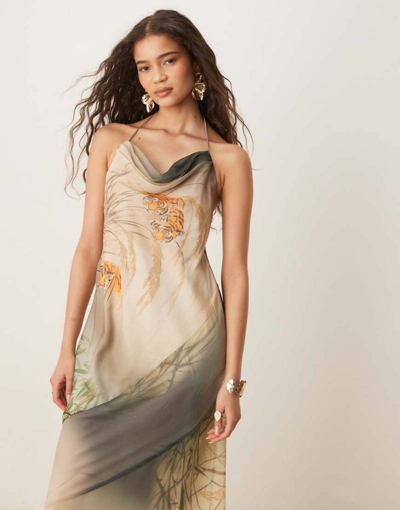 ASOS DESIGN - Chiffon-Maxikleid mit Neckholder, Ziernaht und Tigerprint-Bunt von ASOS DESIGN
