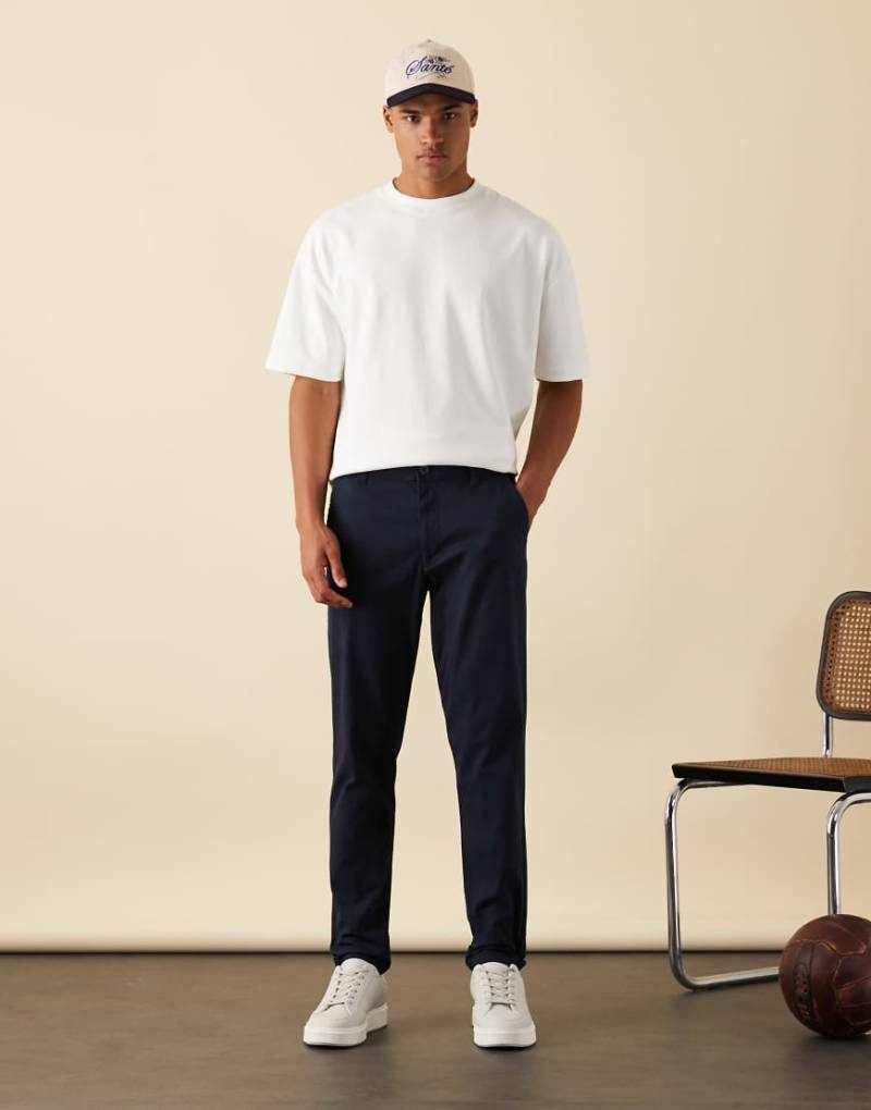 ASOS DESIGN - Chino-Karottenhose in Marineblau von ASOS DESIGN