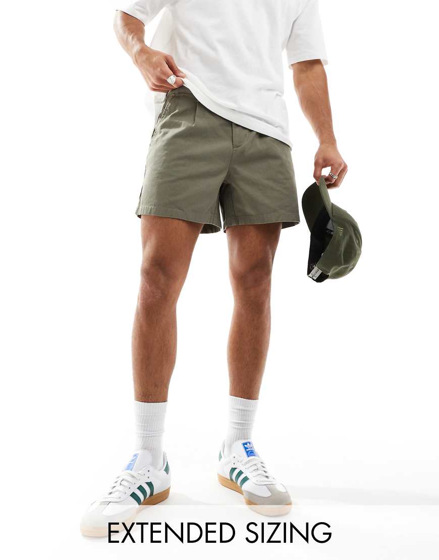 ASOS DESIGN - Chino-Shorts in Khaki mit Bundfalten-Grün ASOS DESIGN - Chino-Shorts in Khaki mit Bundfalten-Grün von ASOS DESIGN