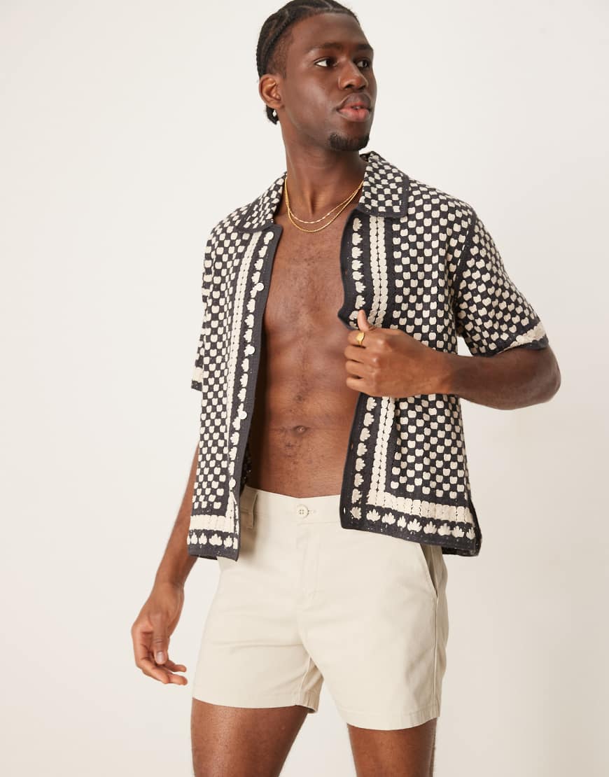 ASOS DESIGN - Chino-Shorts in Steinbeige mit kürzerem, engem Schnitt-Neutral ASOS DESIGN - Chino-Shorts in Steinbeige mit kürzerem, engem Schnitt-Neutral von ASOS DESIGN