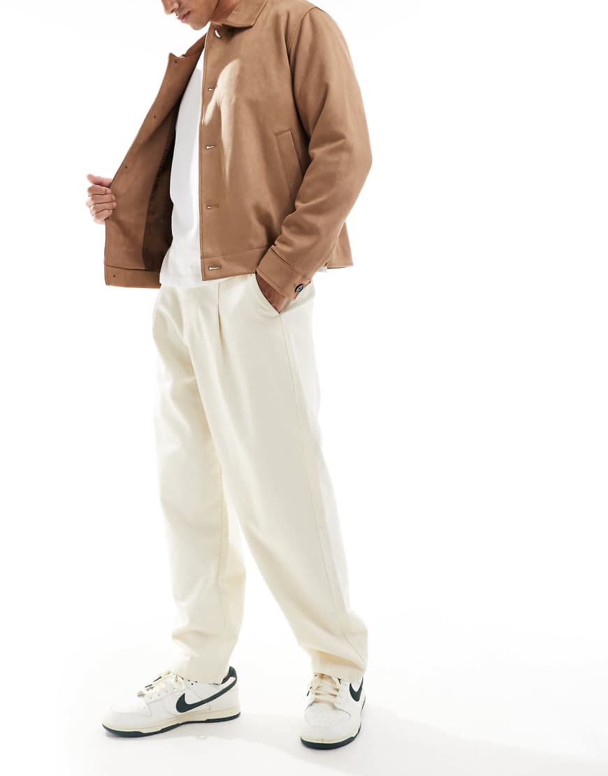 ASOS DESIGN - Chinohose in Ecru mit Ballon-Beinschnitt-Neutral von ASOS DESIGN