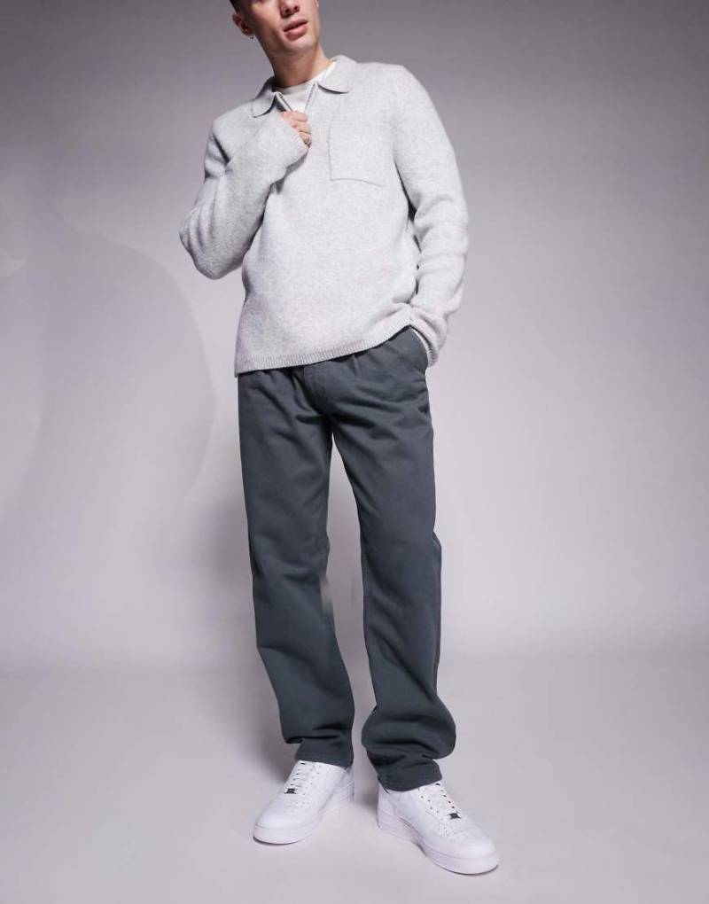 ASOS DESIGN - Chinohose in Grau mit geradem Schnitt und Bundfalten von ASOS DESIGN