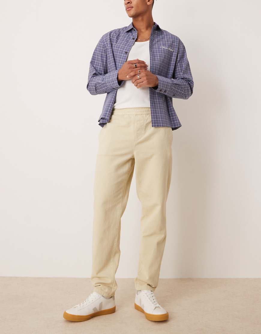 ASOS DESIGN - Chinohose in Karottenform zum Reinschlüpfen in Beige-Neutral ASOS DESIGN - Chinohose in Karottenform zum Reinschlüpfen in Beige-Neutral von ASOS DESIGN