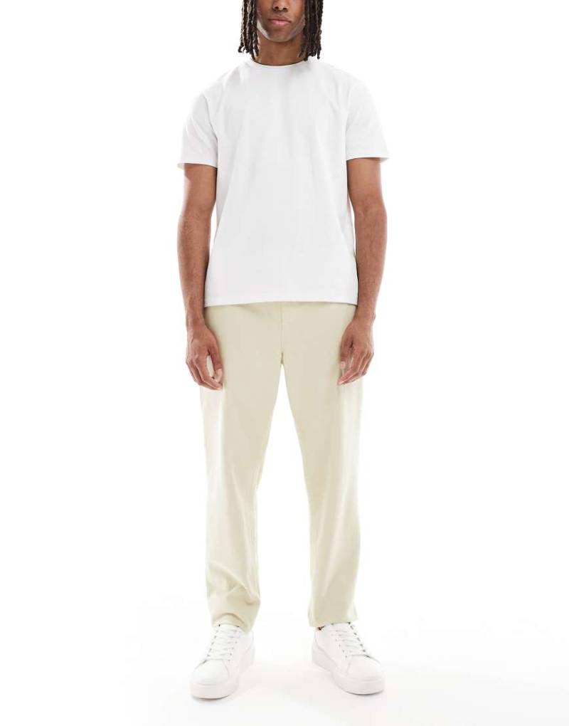 ASOS DESIGN - Chinohose in Karottenform zum Reinschlüpfen in Beige-Neutral von ASOS DESIGN