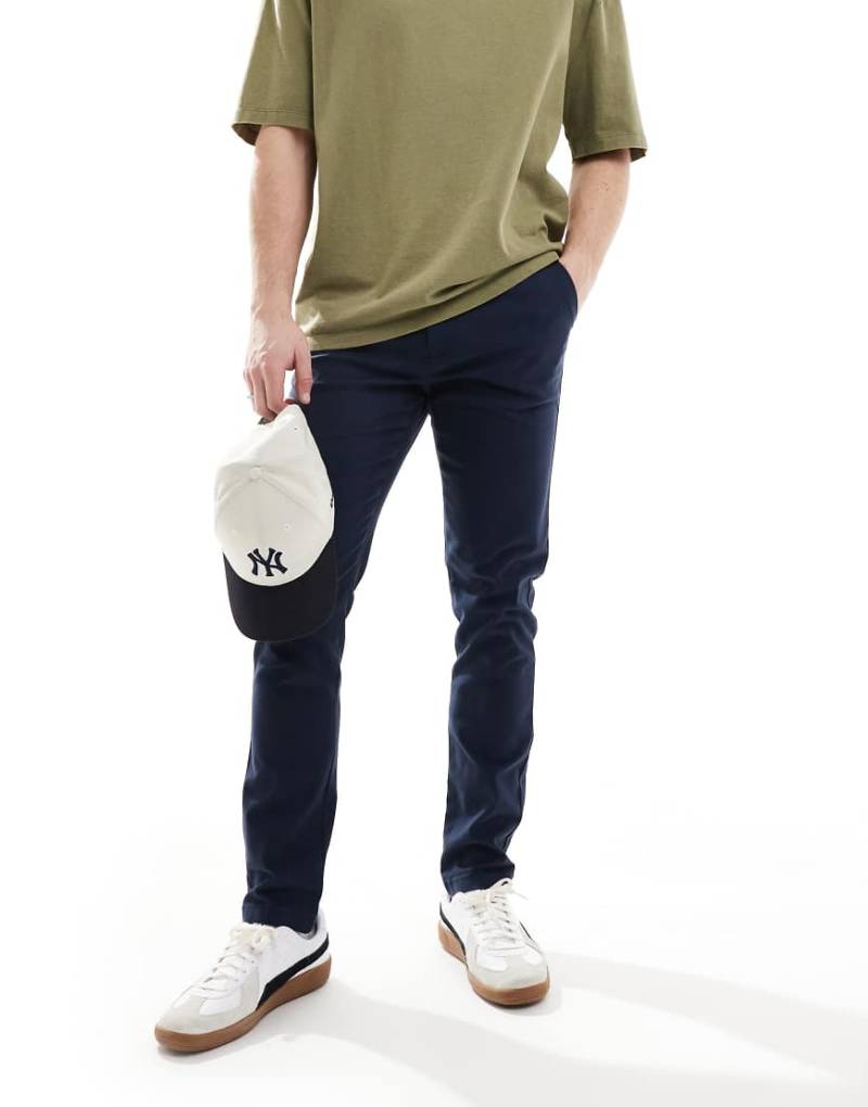ASOS DESIGN - Chinohose in Marineblau mit engem Schnitt von ASOS DESIGN