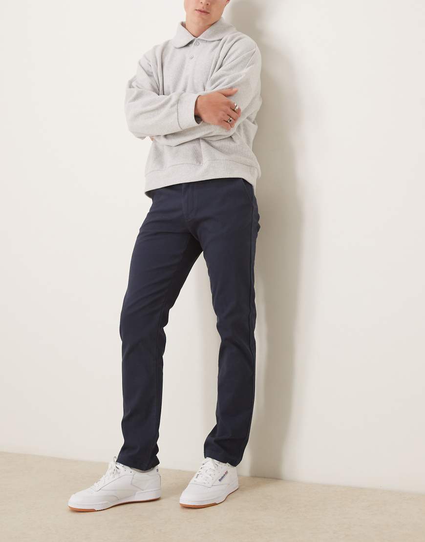 ASOS DESIGN - Schmal geschnittene Chinohose in Marineblau ASOS DESIGN - Schmal geschnittene Chinohose in Marineblau von ASOS DESIGN