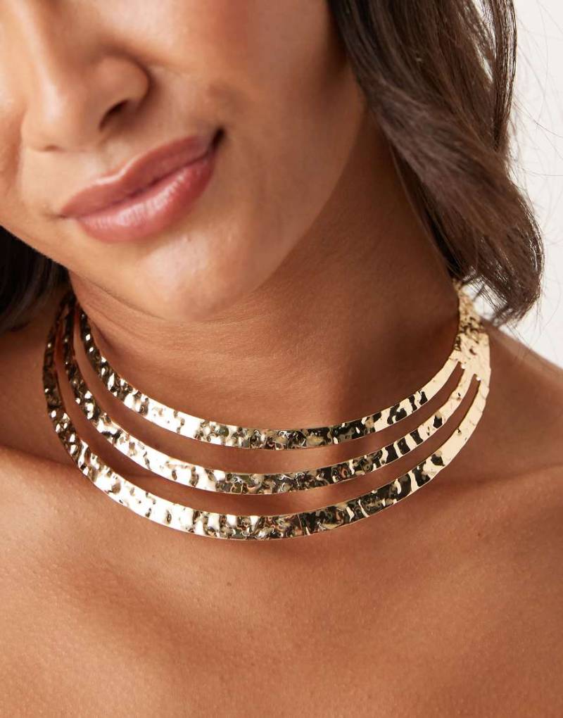 ASOS DESIGN - Choker-Halskette in Gold-Optik mit mehreren gehämmerten Reihen-Goldfarben von ASOS DESIGN