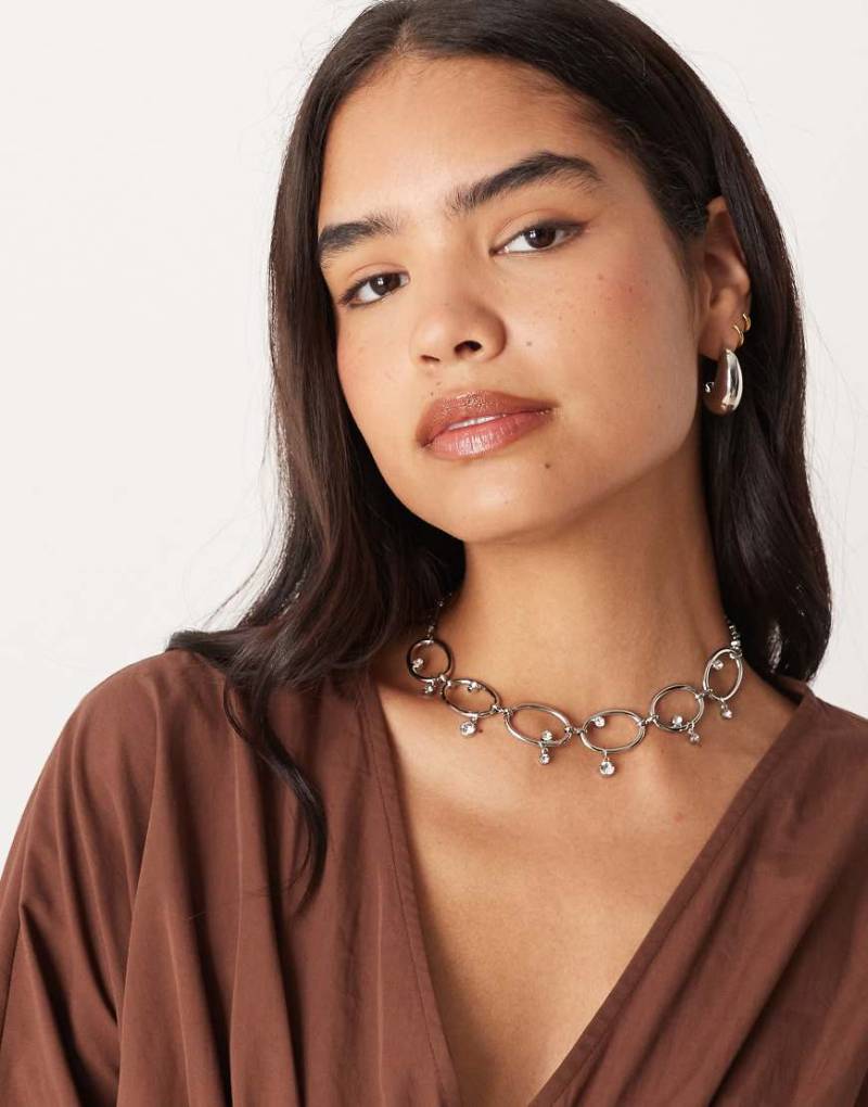 ASOS DESIGN - Choker-Halskette in Silberoptik mit transparenter, glitzernder Kristallverzierung von ASOS DESIGN
