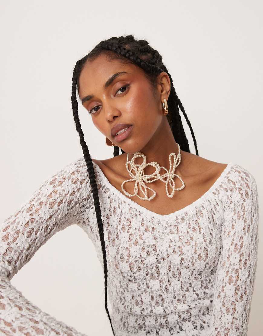 ASOS DESIGN - Choker-Halskette mit Kunstperlenblüten-Verzierung-Weiß von ASOS DESIGN