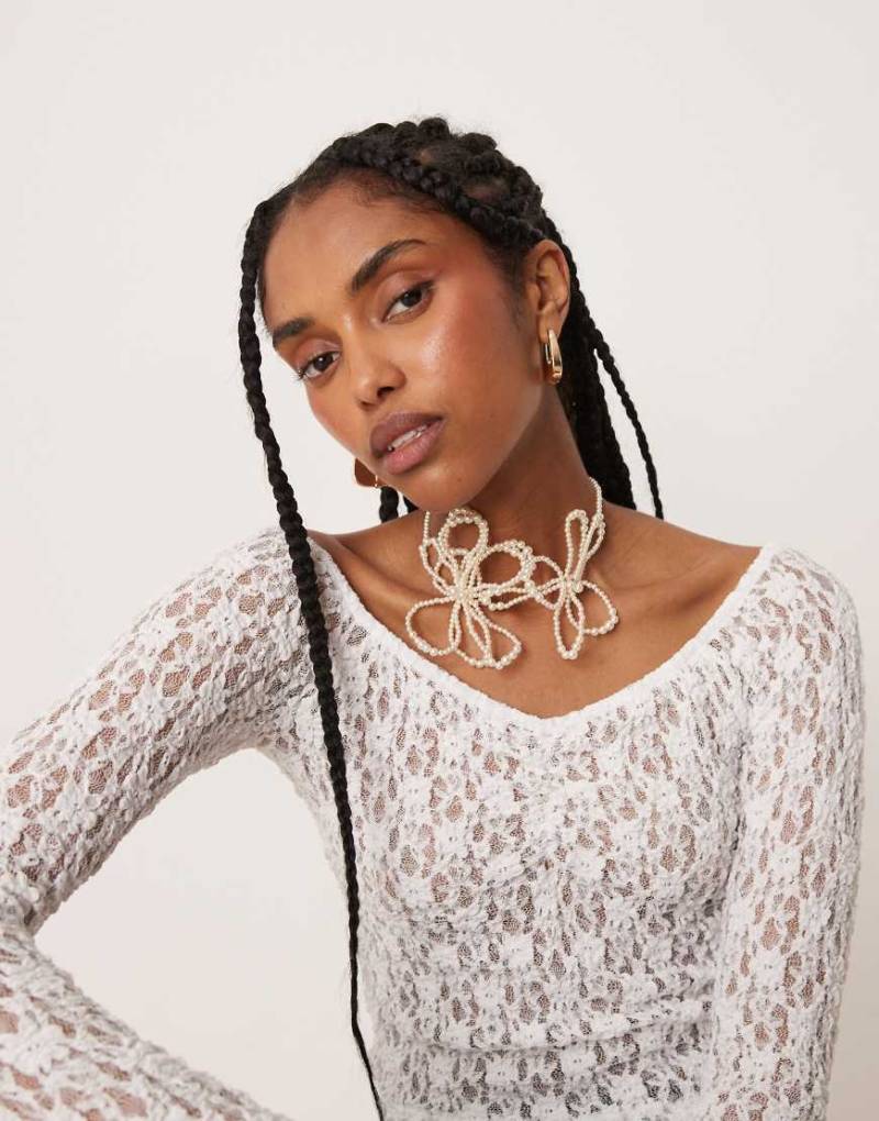 ASOS DESIGN - Choker-Halskette mit Kunstperlenblüten-Verzierung-Weiß von ASOS DESIGN