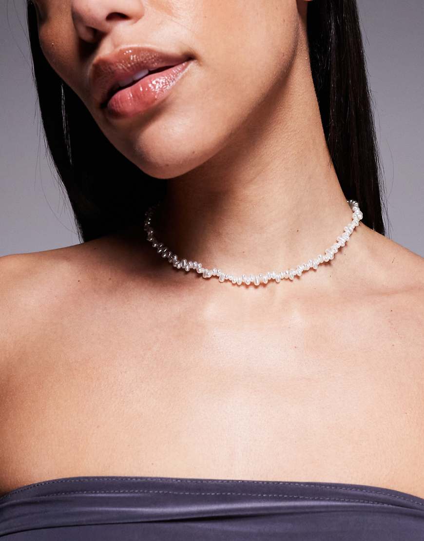 ASOS DESIGN - Choker-Halskette mit Mini-Süßwasserperlen-Design-Goldfarben ASOS DESIGN - Choker-Halskette mit Mini-Süßwasserperlen-Design-Goldfarben von ASOS DESIGN
