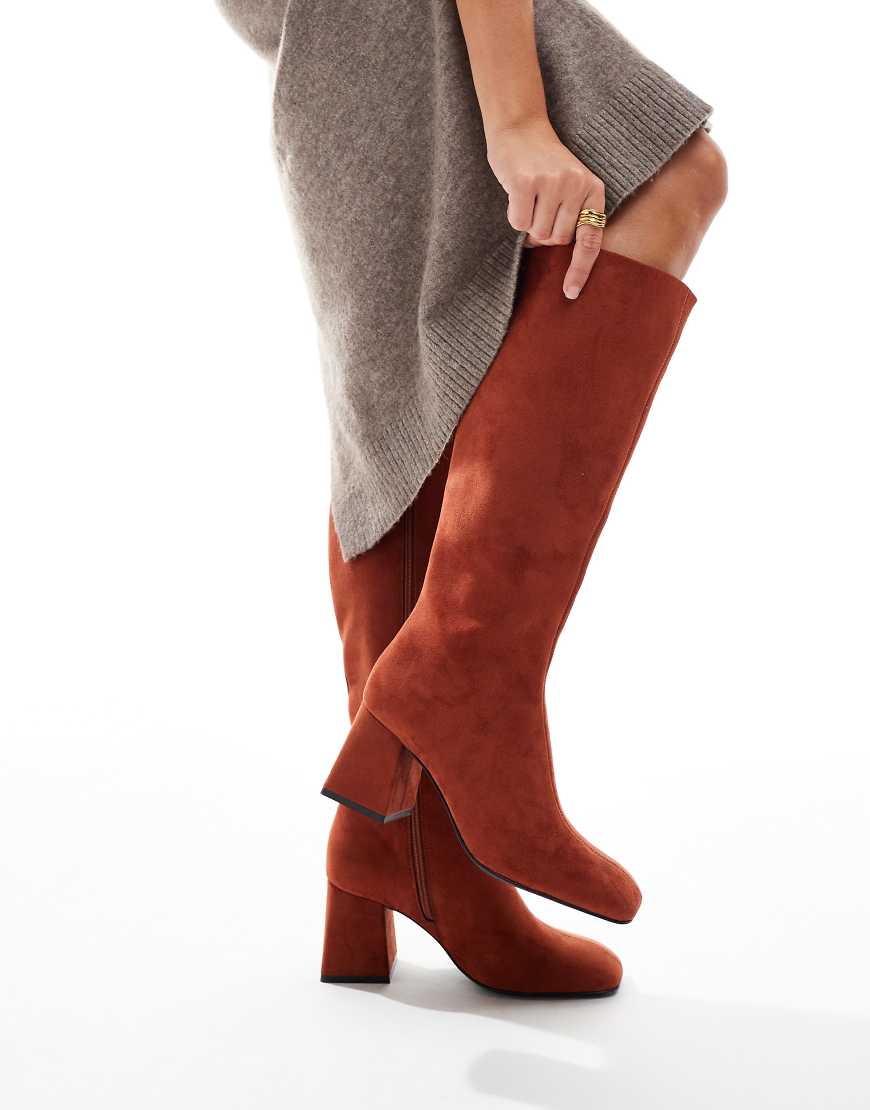 ASOS DESIGN - Ciara - Kniehohe Stiefel in Rostrot mit Blockabsatz ASOS DESIGN - Ciara - Kniehohe Stiefel in Rostrot mit Blockabsatz von ASOS DESIGN