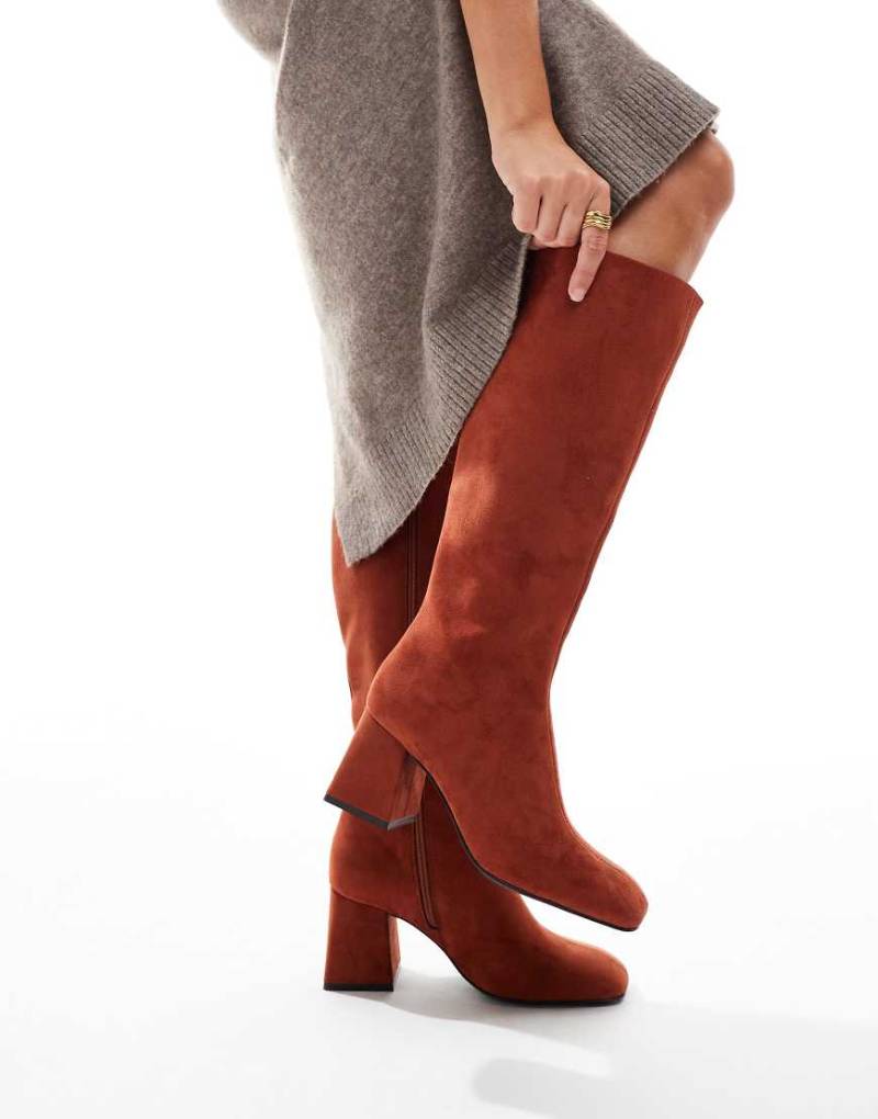 ASOS DESIGN - Ciara - Kniehohe Stiefel in Rostrot mit Blockabsatz von ASOS DESIGN