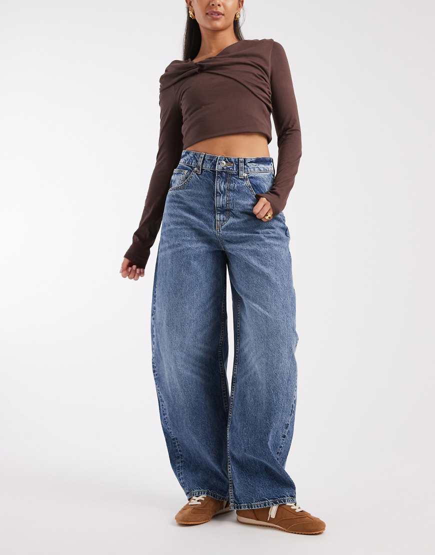 ASOS DESIGN - Circular Design Collection - Barrel-Jeans in mitteldunkler Waschung mit hohem Bund-Blau von ASOS DESIGN