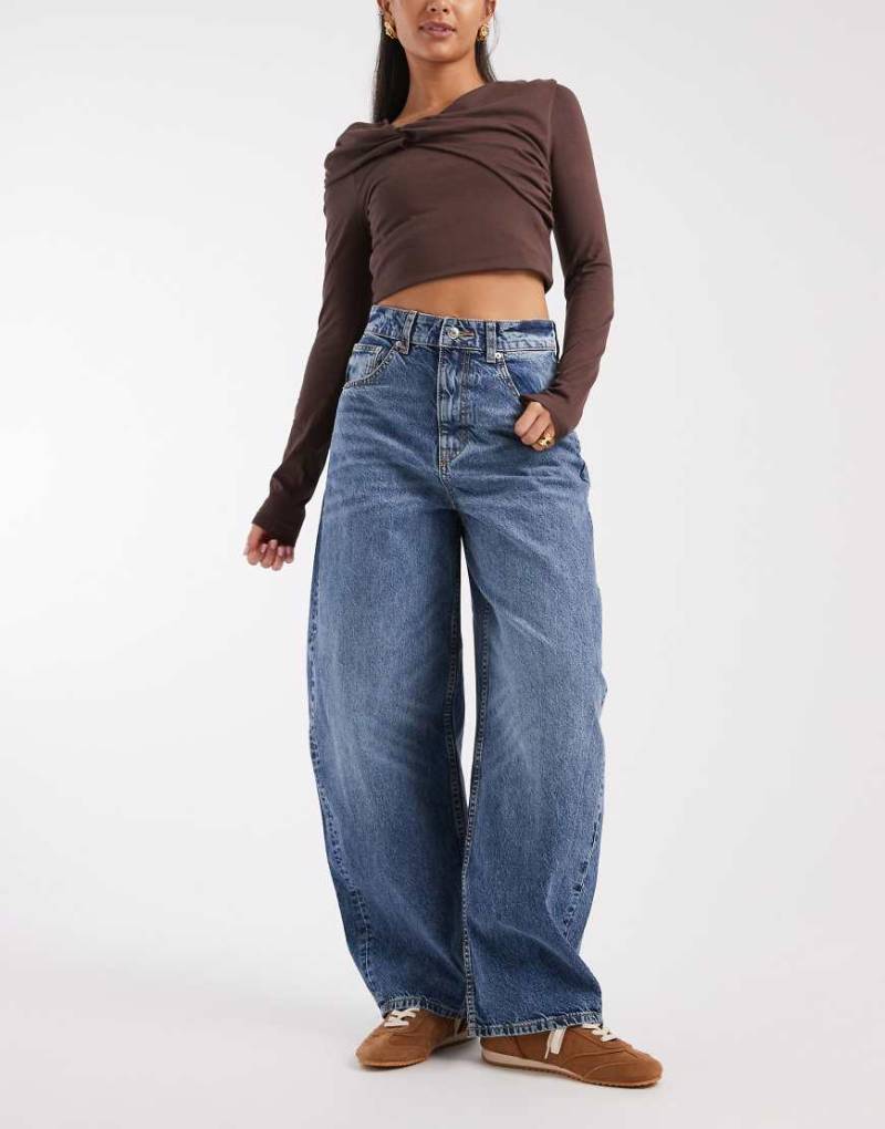 ASOS DESIGN - Circular Design Collection - Barrel-Jeans in mitteldunkler Waschung mit hohem Bund-Blau von ASOS DESIGN