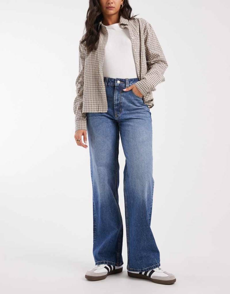 ASOS DESIGN - Circular Design Collection - Dad-Jeans in Mittelblau mit weitem Schnitt von ASOS DESIGN