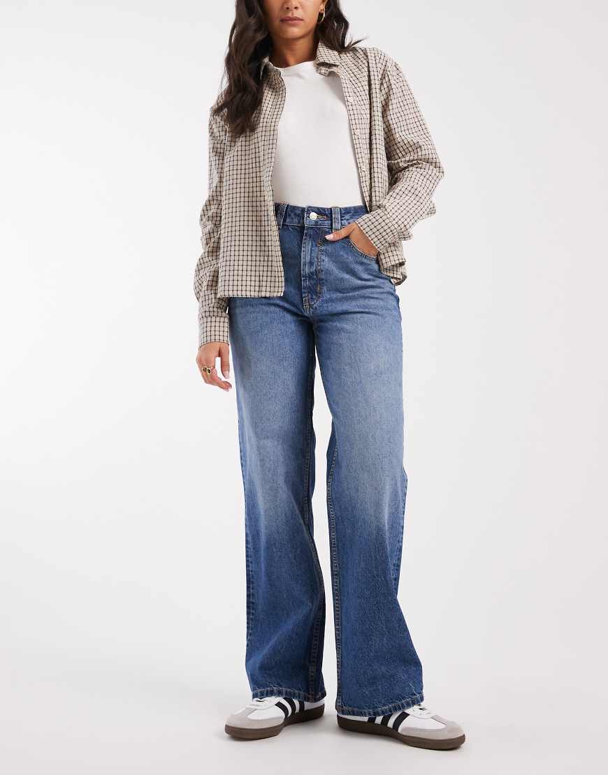 ASOS DESIGN - Circular Design Collection - Dad-Jeans in Mittelblau mit weitem Schnitt von ASOS DESIGN