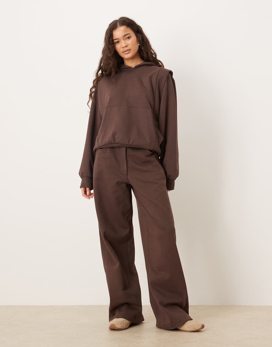 ASOS DESIGN - Circular Design Collection - Jogginghose in Braun mit Ziernaht und weitem Bein-Brown von ASOS DESIGN