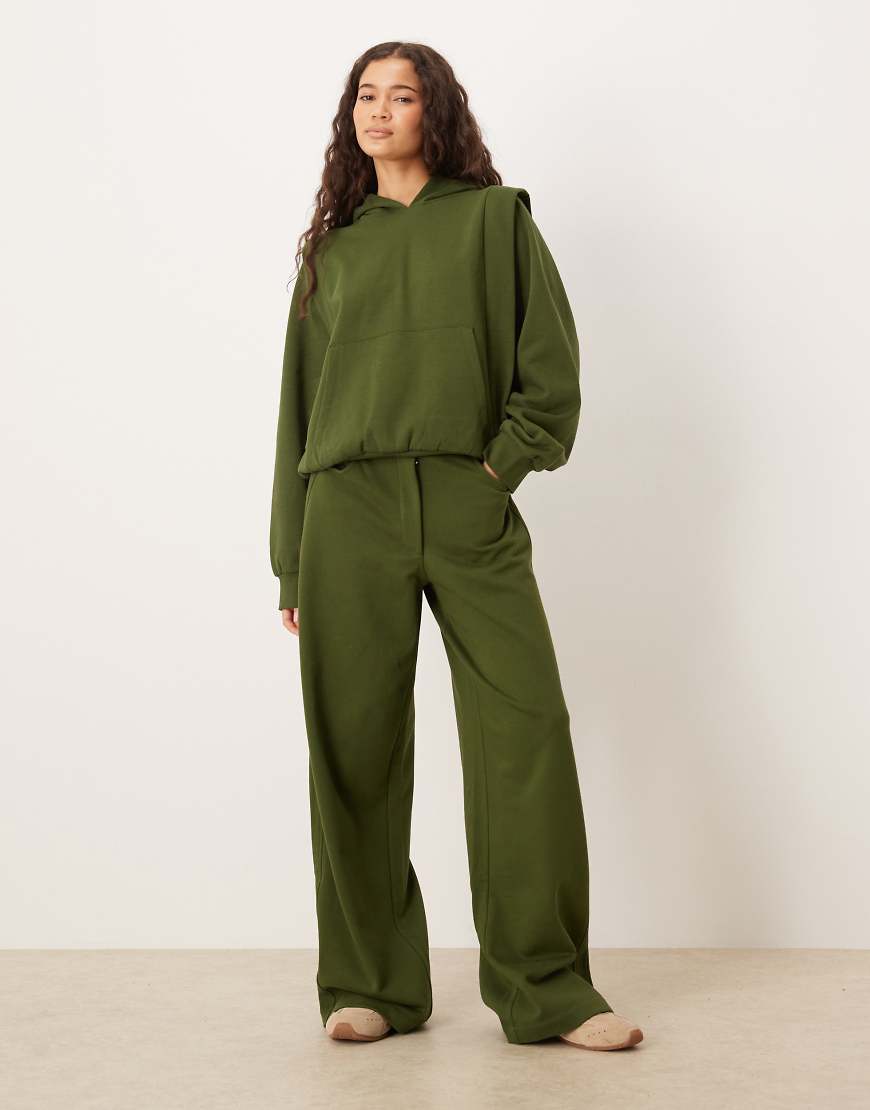 ASOS DESIGN - Circular Design Collection - Jogginghose in dunklem Olivgrün mit Ziernaht und weitem Bein von ASOS DESIGN
