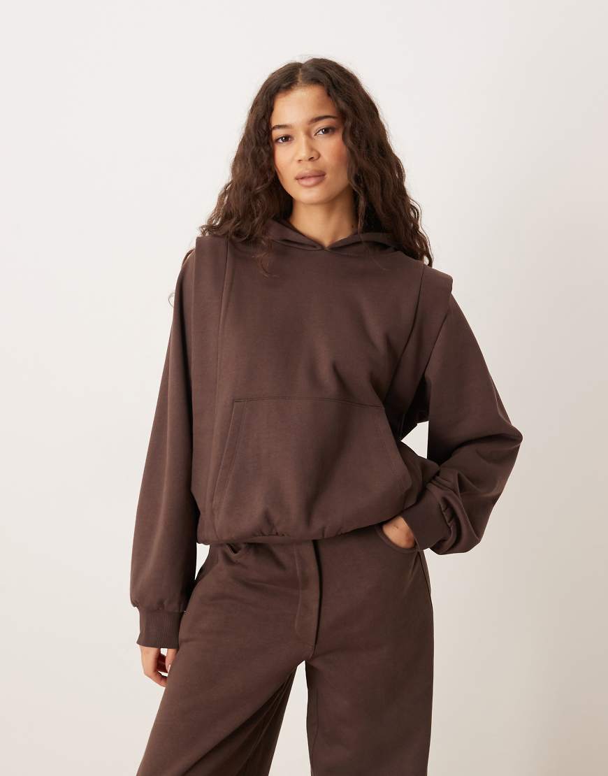 ASOS DESIGN - Circular Design Collection - Kapuzenpullover in Braun mit Ziernaht-Brown von ASOS DESIGN