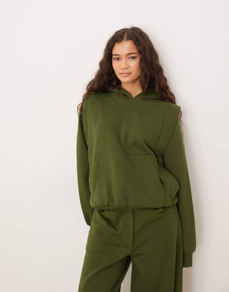 ASOS DESIGN - Circular Design Collection - Kapuzenpullover in dunklem Olivgrün mit Ziernaht von ASOS DESIGN