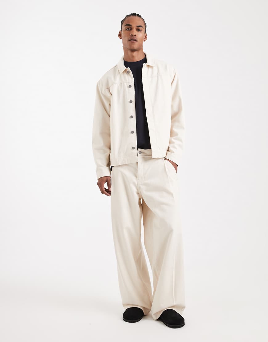 ASOS DESIGN - Circular Design Collection - Locker geschnittene, schwere Jeans in Ecru mit tiefen Bundfalten, Kombiteil-Weiß von ASOS DESIGN