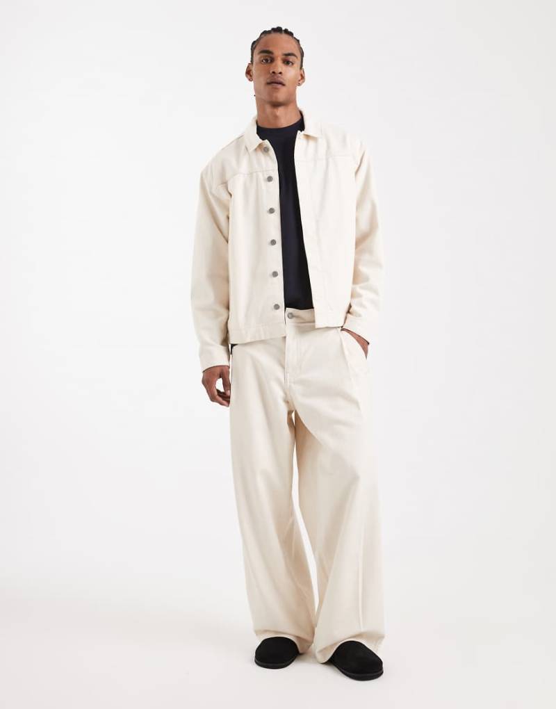 ASOS DESIGN - Circular Design Collection - Locker geschnittene, schwere Jeans in Ecru mit tiefen Bundfalten, Kombiteil-Weiß von ASOS DESIGN