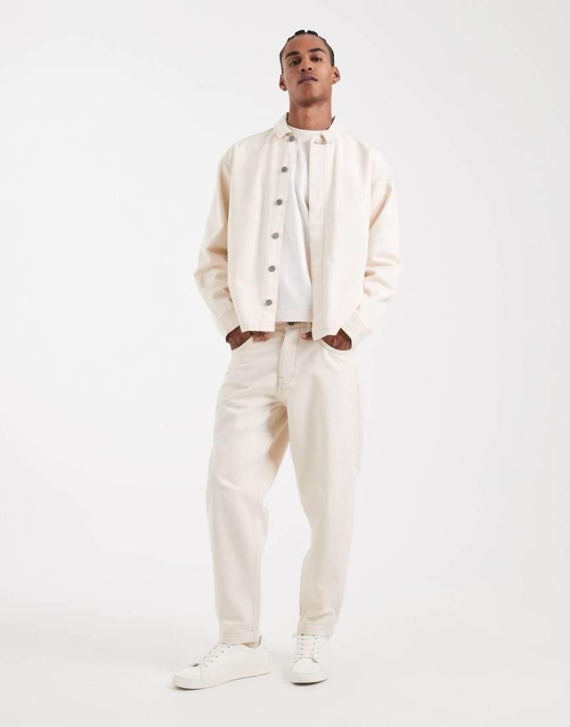 ASOS DESIGN - Circular Design Collection - Schmal zulaufende Jeans in Ecru mit lockerem Schnitt, Kombiteil-Weiß von ASOS DESIGN