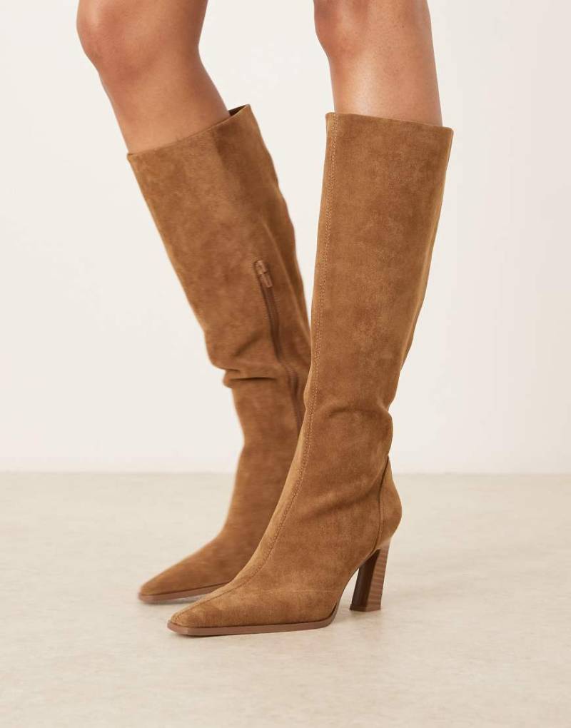 ASOS DESIGN - Clara - Kniehohe Stiefel aus Wildlederimitat in Sand mit leicht abgerundeter Spitze-Braun von ASOS DESIGN