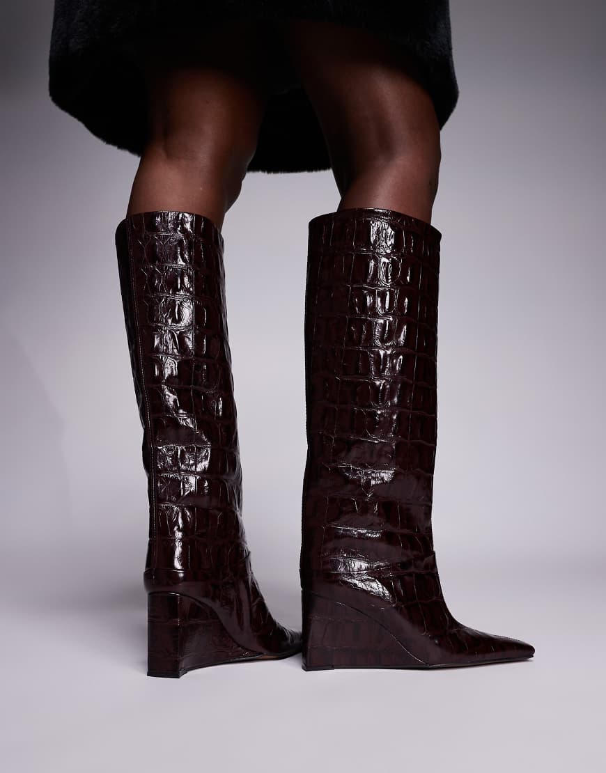 ASOS DESIGN - Clarissa - Stiefel zum Hineinschlüpfen aus hochwertigem Leder in Kroko-Burgunderrot mit Keilabsatz und leicht abgerundeter Spitze-Neutral von ASOS DESIGN