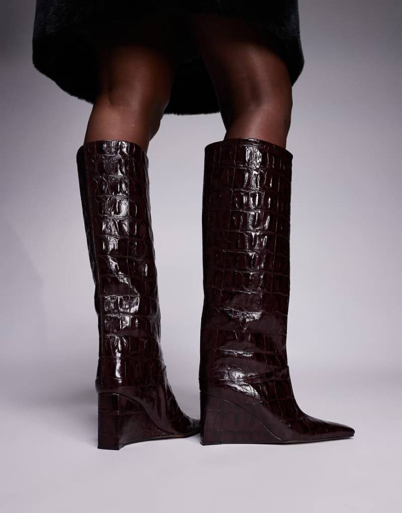 ASOS DESIGN - Clarissa - Stiefel zum Hineinschlüpfen aus hochwertigem Leder in Kroko-Burgunderrot mit Keilabsatz und leicht abgerundeter Spitze-Neutral von ASOS DESIGN