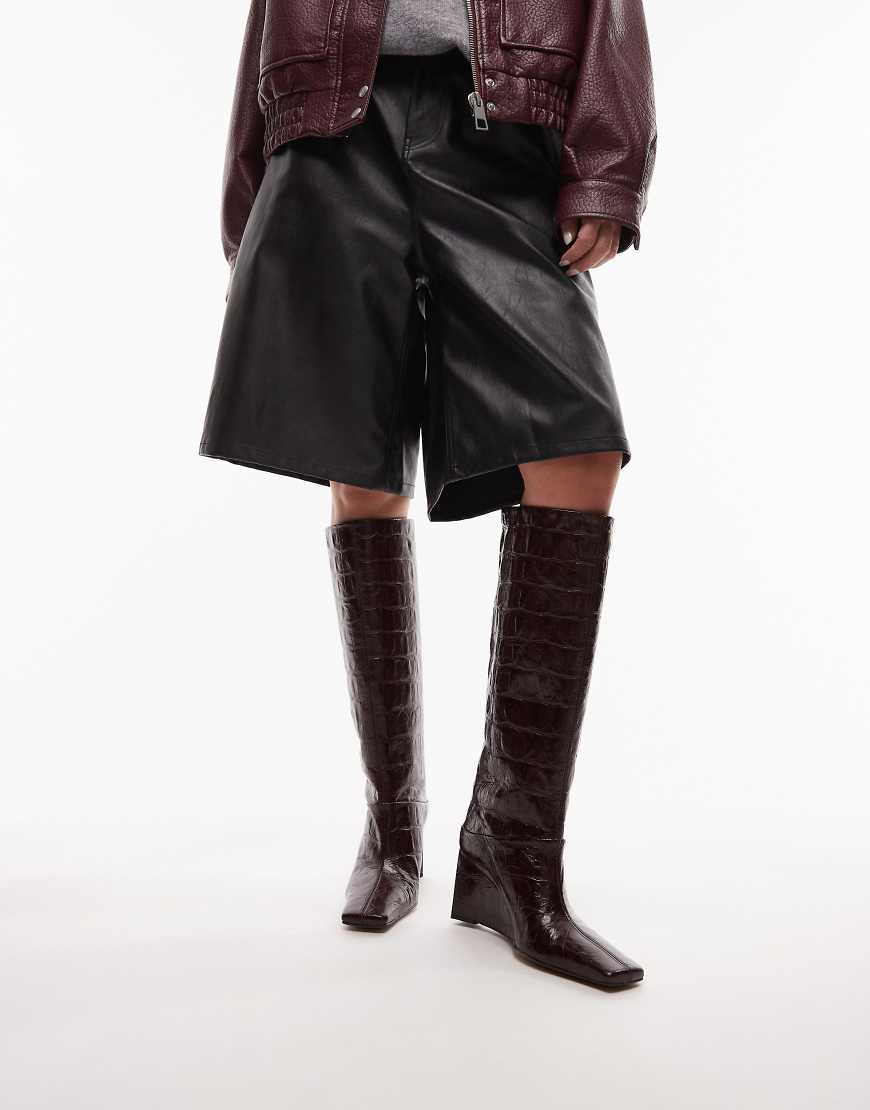 ASOS DESIGN - Clarissa - Stiefel zum Hineinschlüpfen aus hochwertigem Leder in Kroko-Burgunderrot mit Keilabsatz und leicht abgerundeter Spitze-Neutral von ASOS DESIGN