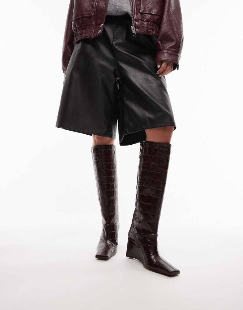 ASOS DESIGN - Clarissa - Stiefel zum Hineinschlüpfen aus hochwertigem Leder in Kroko-Burgunderrot mit Keilabsatz und leicht abgerundeter Spitze-Neutral von ASOS DESIGN