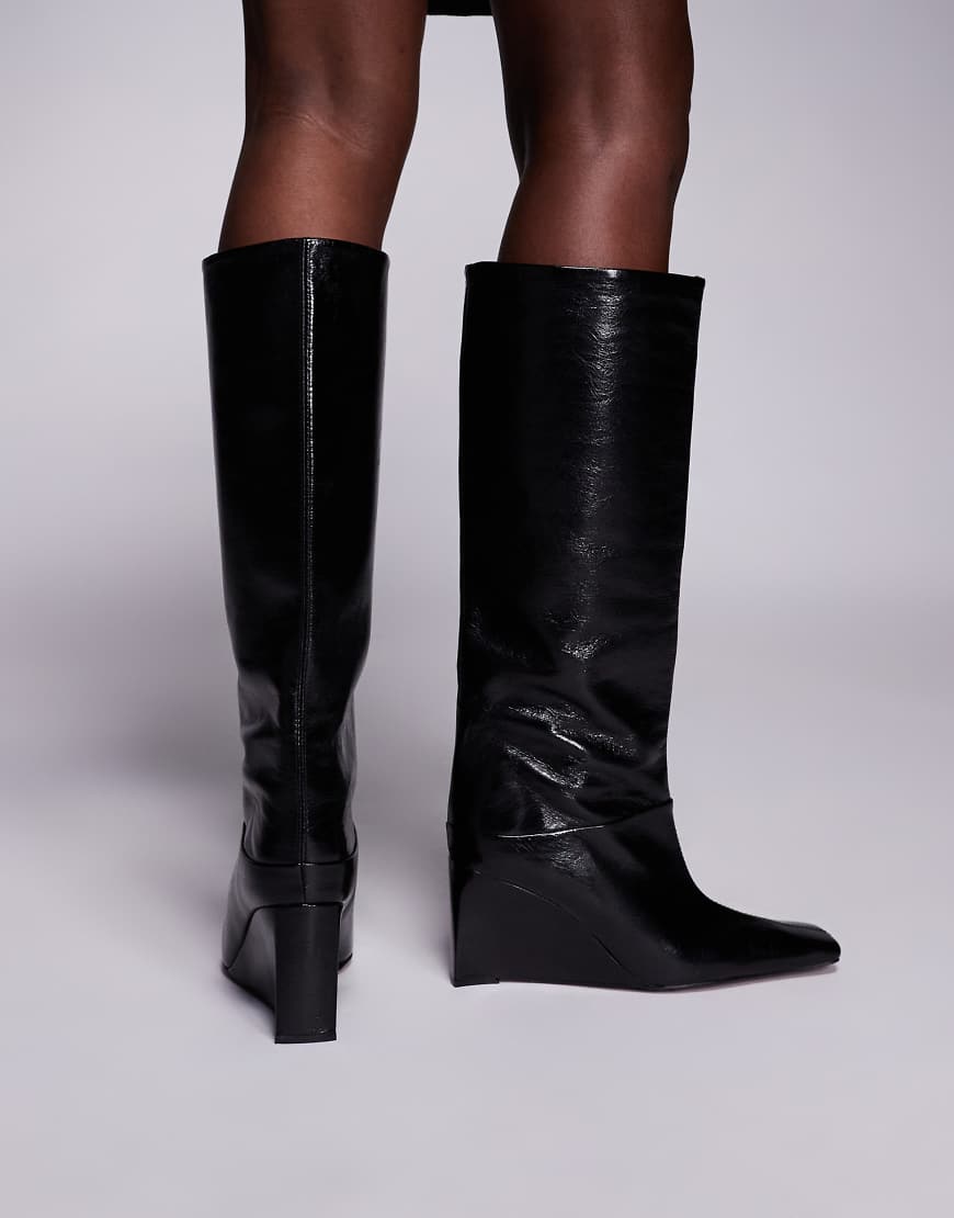 ASOS DESIGN - Clarissa - Stiefel zum Hineinschlüpfen aus hochwertigem Leder in Schwarz mit Keilabsatz und leicht abgerundeter Spitze von ASOS DESIGN