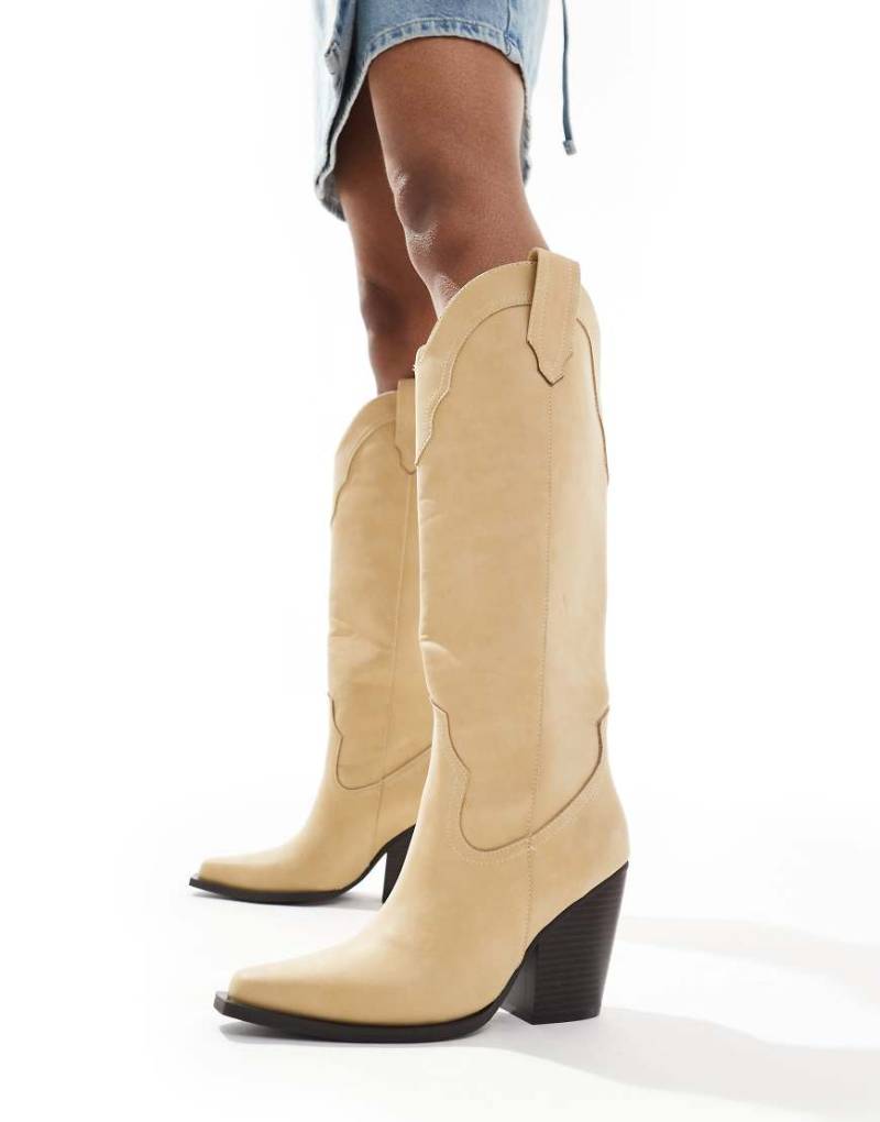 ASOS DESIGN - Claudette - Kniehohe Cowboystiefel in Buttermilchgelb-Blonde ASOS DESIGN - Claudette - Kniehohe Cowboystiefel in Buttermilchgelb-Blonde von ASOS DESIGN