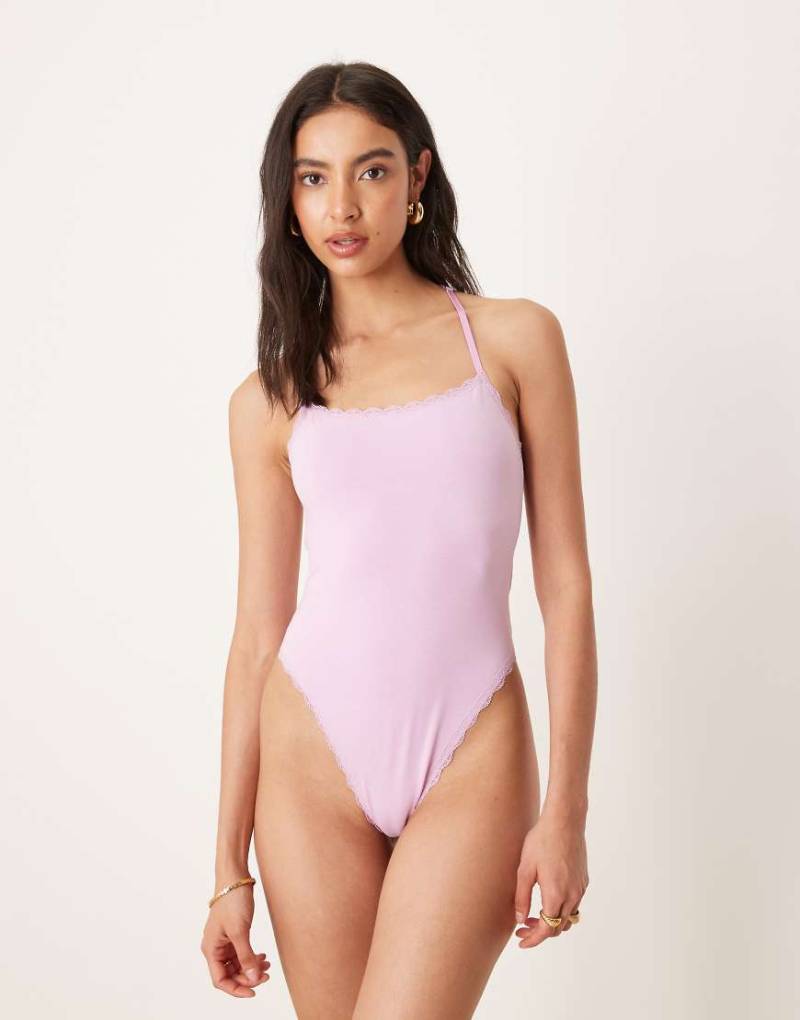 ASOS DESIGN - Claudia - Gerippter Body in Flieder mit Spitzendetails und Rückenausschnitt-Blau von ASOS DESIGN