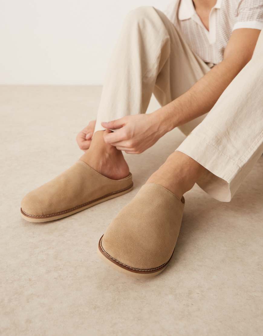 ASOS DESIGN - Clog-Mules aus Wildleder in Stein-Neutral von ASOS DESIGN