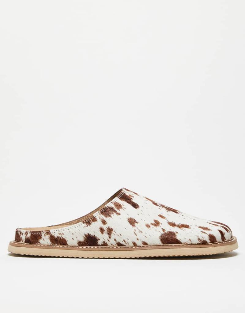ASOS DESIGN - Clogs in Giraffenfell-Optik-Neutral von ASOS DESIGN