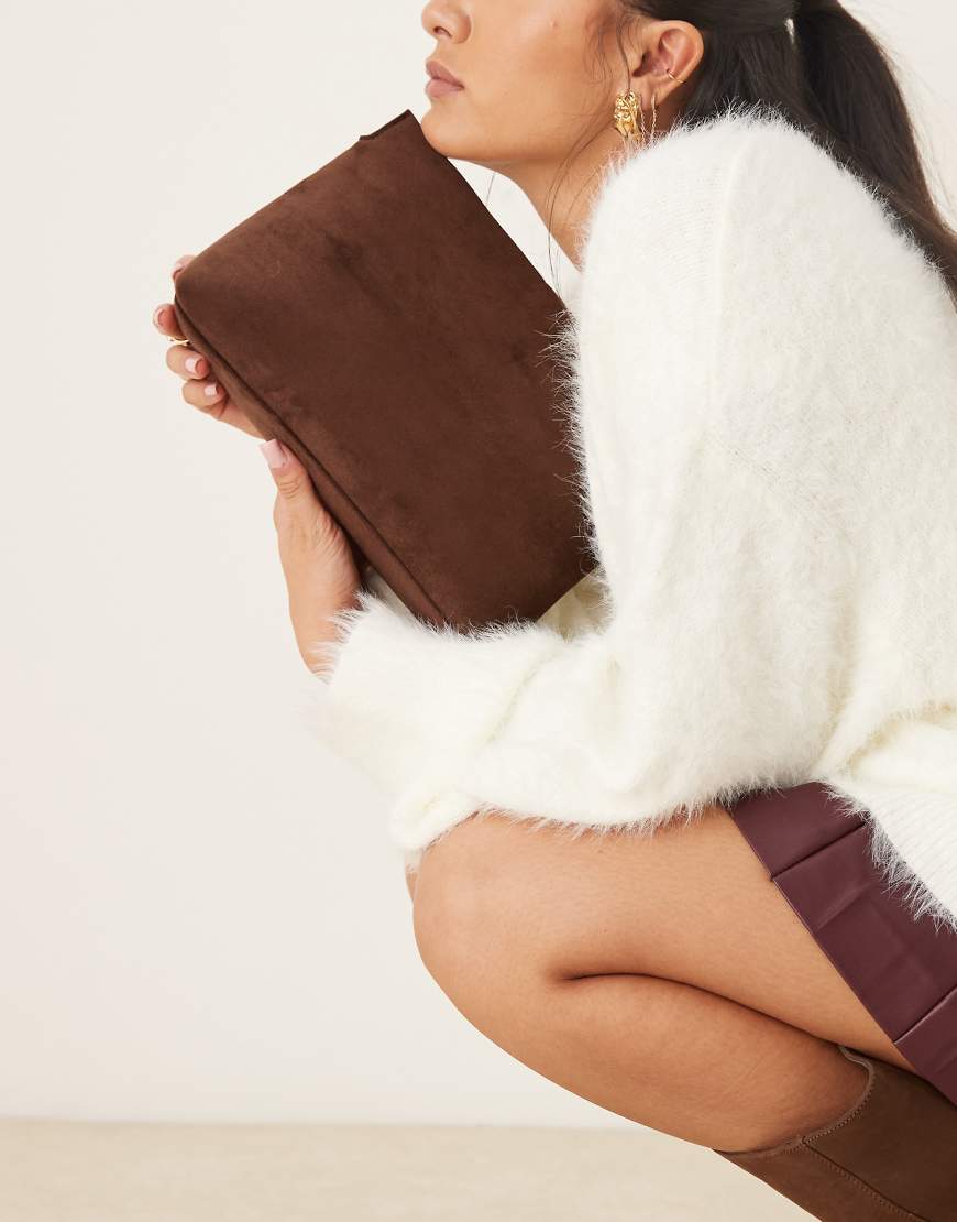 ASOS DESIGN - Clutch aus Wildlederimitat in Schokobraun mit Reißverschluss oben-Goldfarben von ASOS DESIGN