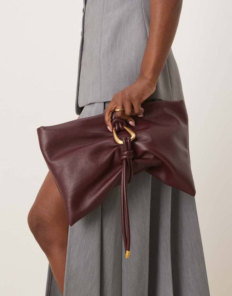 ASOS DESIGN - Clutch in Burgunderrot mit Metalldetail und gewickelter Umschlagklappe von ASOS DESIGN