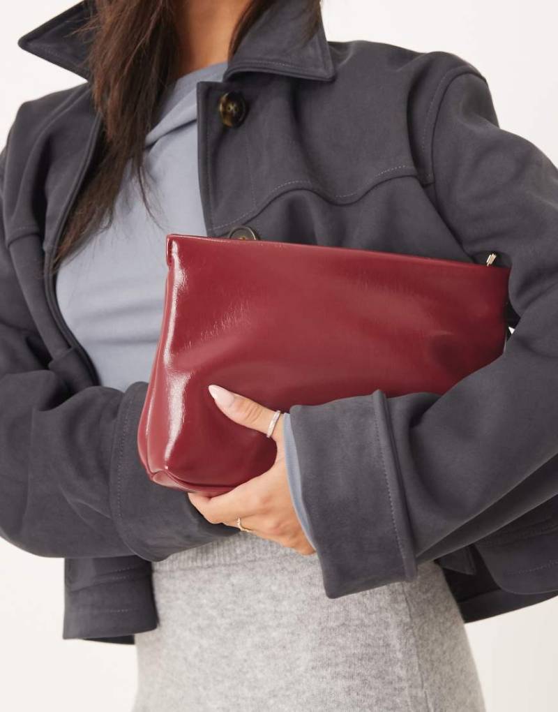 ASOS DESIGN - Clutch in Burgunderrot mit Reißverschluss oben von ASOS DESIGN