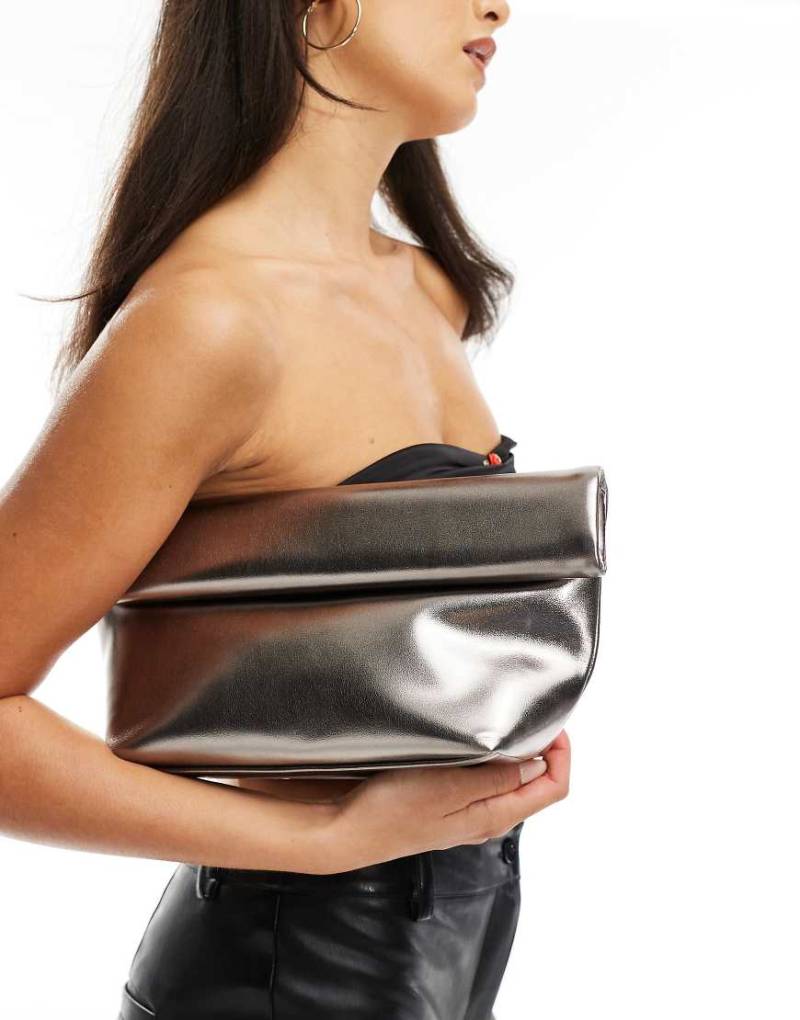 ASOS DESIGN - Clutch in Graphitgrau mit Roll-Top und plissiertem Detail an der Seite-Silber von ASOS DESIGN